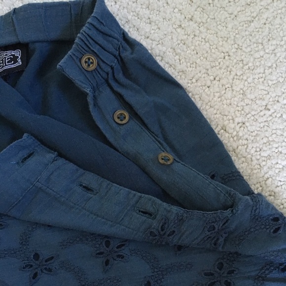 High waisted eyelet blue shorts - Picture 4 of 5